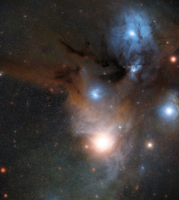 Vista de grande angular no visível da região de formação estelar Rho Ophiuchi