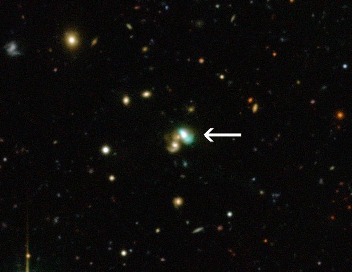 La galaxie Haricot vert J2240 (annotée)