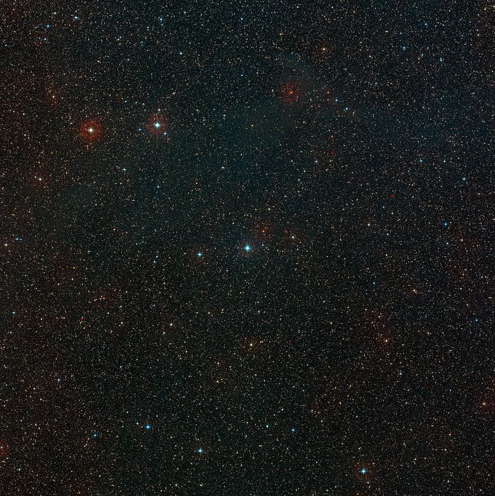 Laajan näkökentän näkymä taivaasta nuoren tähden HD 100546 ympärillä