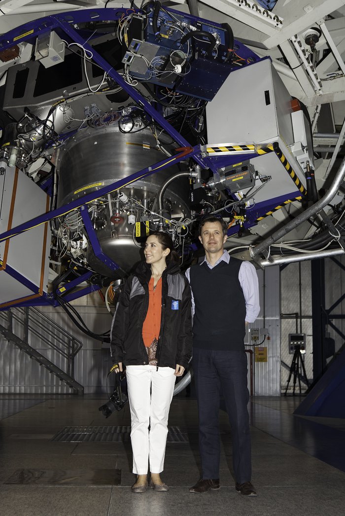 Das dänische Kronprinzenpaar in einer der Kuppelgebäude des Very Large Telescope der ESO