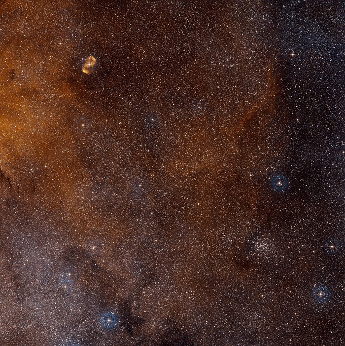 Visión de amplio campo del cielo que rodea a SDC 335.579-0.292 