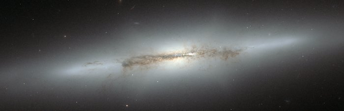 Hubbleteleskopets bild av galaxen NGC 4710 med bula formad som ett X