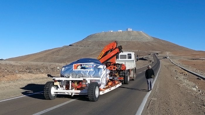 The SPHERE instrument on the final stage of its journey to the VLT