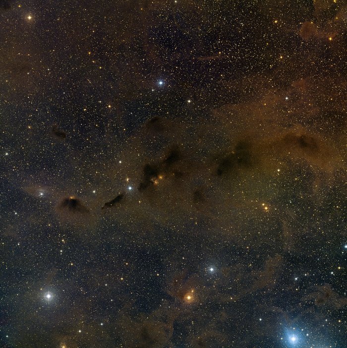 Vue à grand champ d'une partie de la région de formation d'étoiles dans la constellation du Taureau