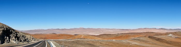 Vista panorámica de las obras en Cerro Armazones desde Paranal