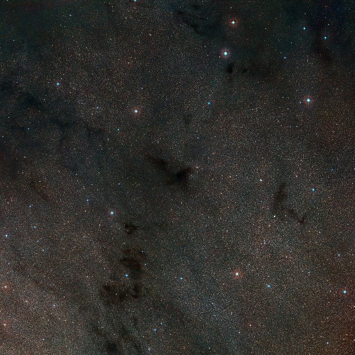 Panoramica del cielo intorno alla nebulosa oscura LDN 483