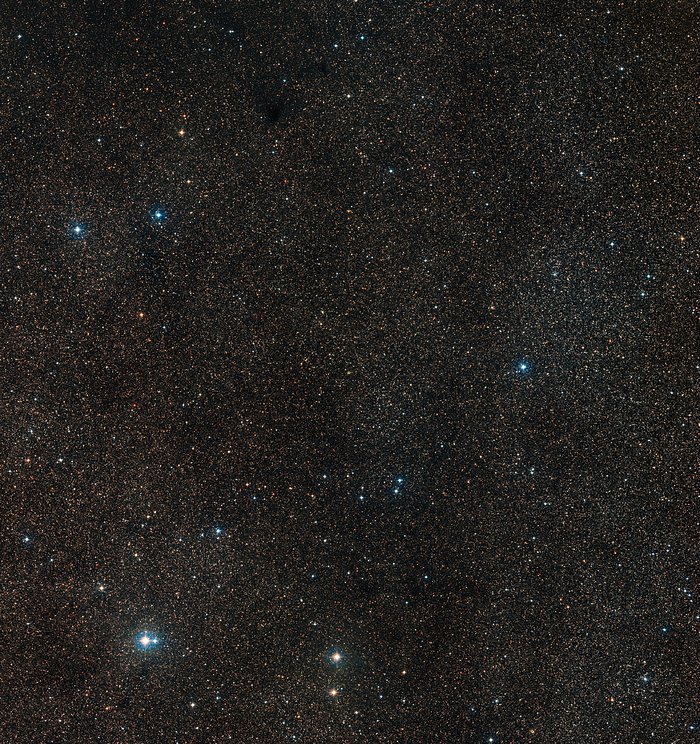 Vidvinkelvy av himlen omkring den planetariska nebulosan Henize 2-428