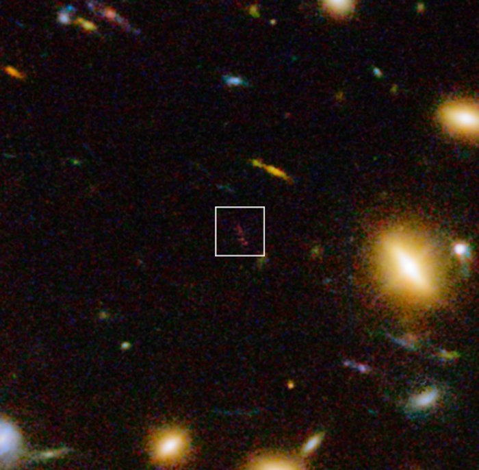 Den fjerne støvede galakse A1689-zD1 i synligt og infrarødt