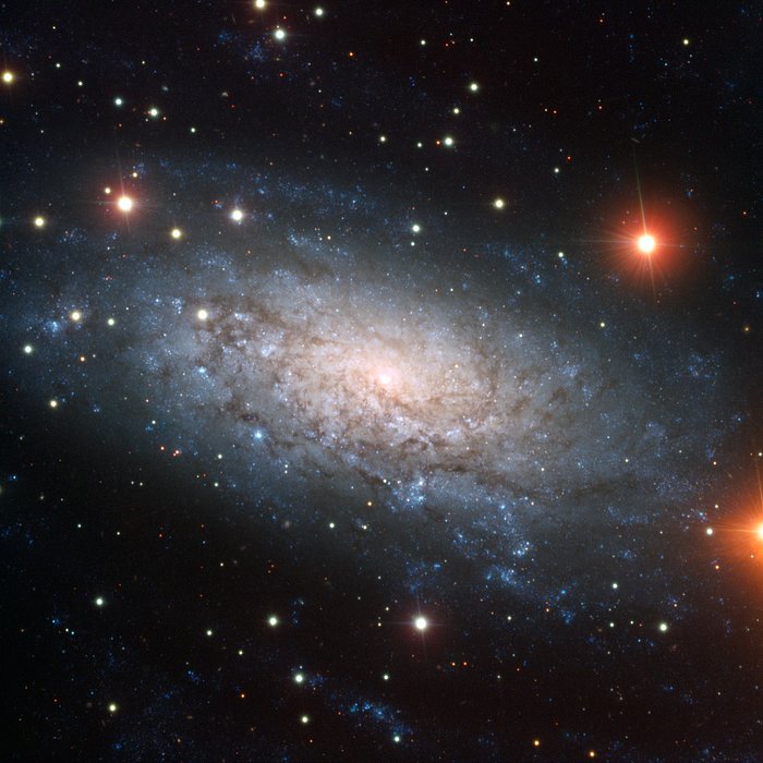 Una Galaxia Llena de Sorpresas – NGC 3621 carece de protuberancias pero tiene tres agujeros negros centrales