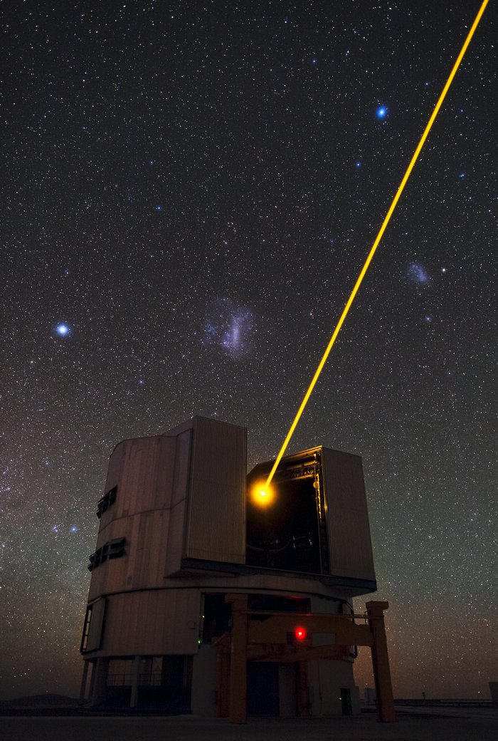 Il laser di Yepun e le Nubi di Magellano