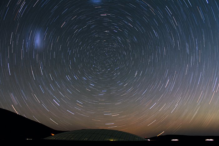 Les étoiles forment des cercles au-dessus de la Residencia à Cerro Paranal
