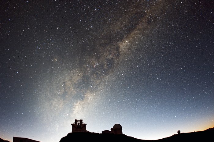 Ranní světlo nad observatoří La Silla