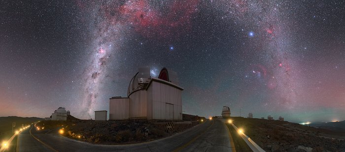 A Via Láctea arqueia sobre La Silla