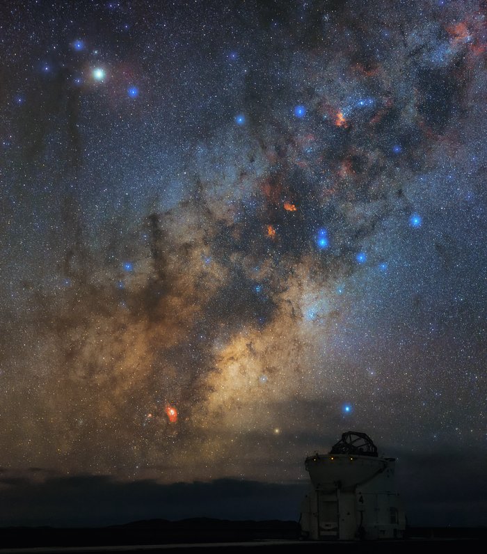 Antares blickt auf ein Hilfsteleskop herab