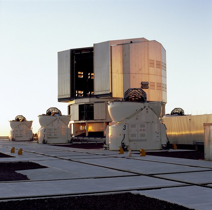 Hauptteleskop 1 mit Hilfsteleskopen