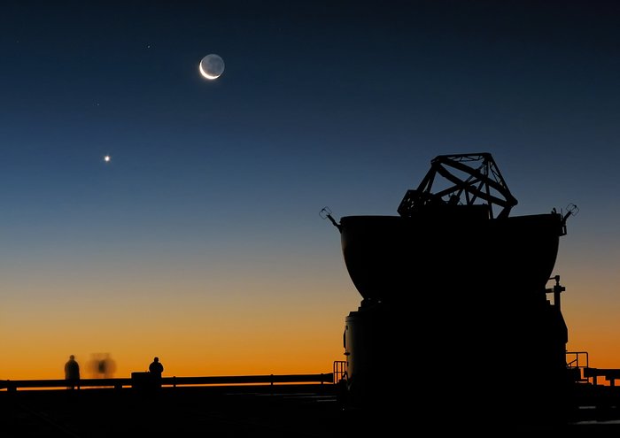 El atardecer en Paranal con la Luna, Venus y un telescopio auxiliar