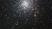 Zwenken langs de bolvormige sterrenhoop Messier 4