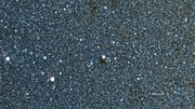 Infrapuna- ja näkyvän valon kuvien vertaus tähtijoukosta NGC 6520 ja tummasta pilvestä Barnard 86