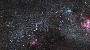 Zoom em direção ao colorido enxame estelar NGC 3590