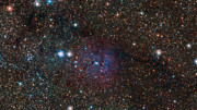Zooma in mot Trifidnebulosan och två cepheidvariabler bortom den
