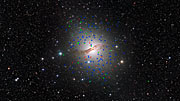 Panorering hen over den enorme elliptiske galakse Centarurus A (NGC 5128) og dens mærkelige kuglehobe