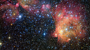 Vue rapprochée du nuage de gaz rougeoyant LHA 120-N55 dans le Grand Nuage de Magellan