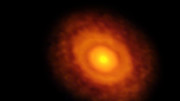 Questa immagine del disco protoplanetario intorno alla giovane stella V883 Orionis e; stata ottenuta da ALMA nella sua modalità a lunga base. La stella subisce al momento un'esplosione che ha spostato la linea di neve dell'acqua piu' lontana dalla stella