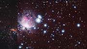 Srovnání pohledu na oblak Orion A ve viditelném světle a infračerveném záření