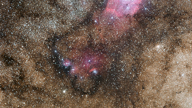 Zoom na direção da região de formação estelar NGC 6559