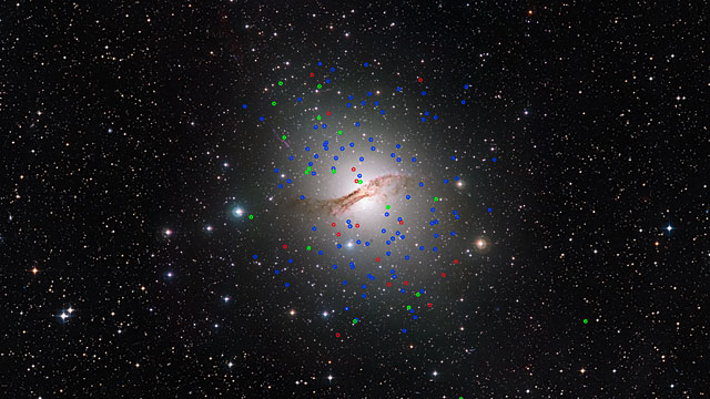 Panorering hen over den enorme elliptiske galakse Centarurus A (NGC 5128) og dens mærkelige kuglehobe
