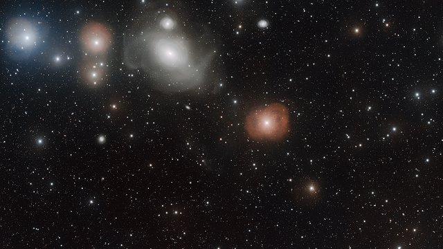 Zwenken langs het sterrenstelsel NGC 1316