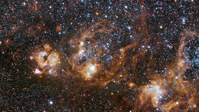 Bohaté okolí mlhoviny Tarantula ve Velkém Magellanově oblaku