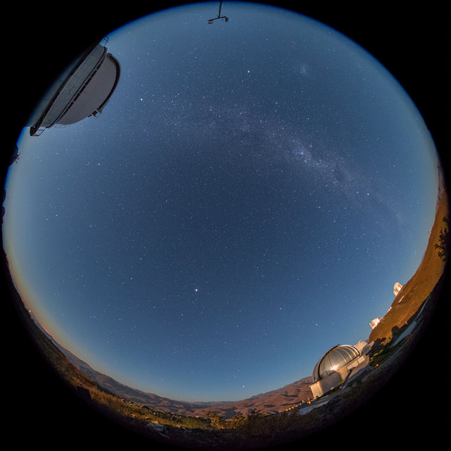Puesta de Sol — elevándose la Vía Láctea — sobre La Silla