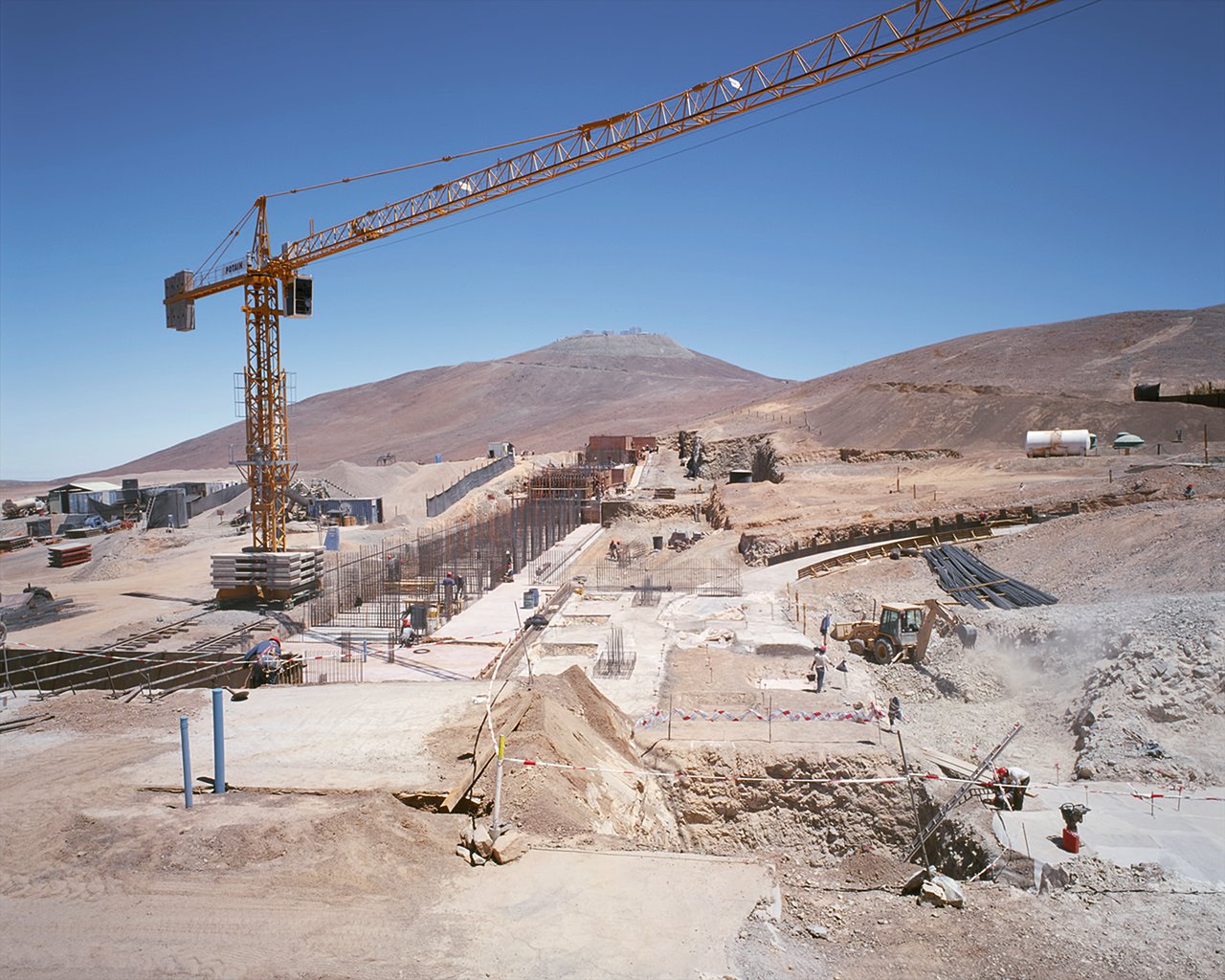 Building the Paranal Residencia — From Turbulence to Tranquility (historical image)