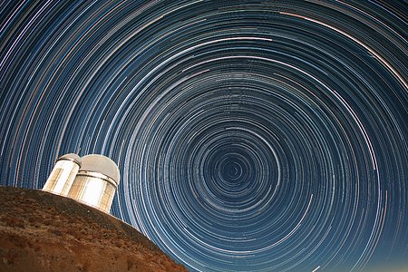 Rastro Estelar sobre o telescópio de 3,6 metros do ESO
