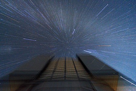 Unusual trailed-zoom view of the VLT