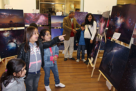 Niños de la ciudad de Antofagasta ven la muestra Awesome Universe