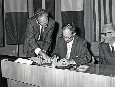 Contract signing between ESO and Interbeton