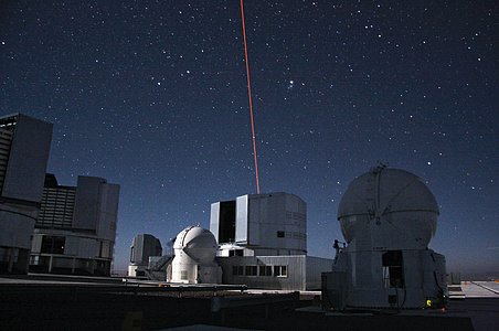 Uma estrela artificial sobre o Paranal