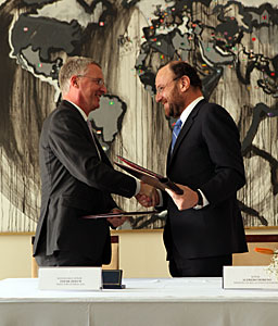 Signature of the agreement for the donation of land for the E-ELT