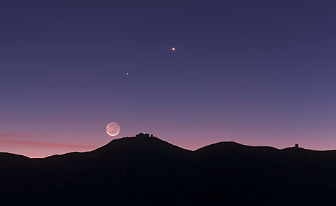 A Lua crescente e a luz cinérea por cima do Observatório do Paranal do ESO