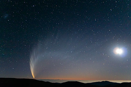 Comet McNaught over the Pacific Ocean