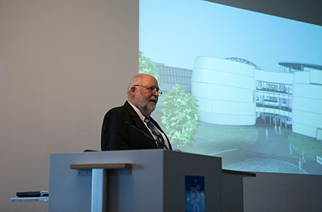 Donor of the Planetarium and Visitor centre presents