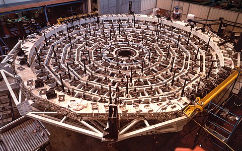 A Giant Mirror Cell for a Giant Mirror (1996)