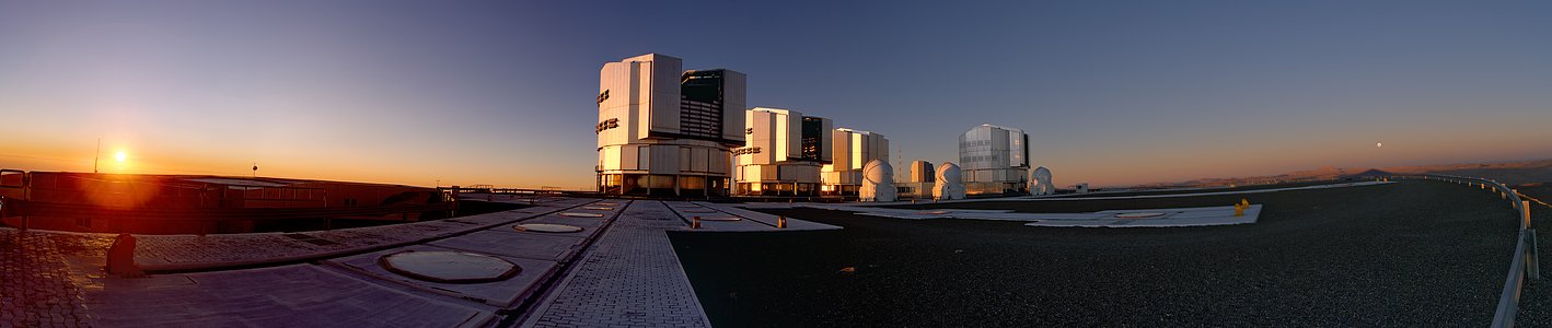 Panoramaaufnahme des Sonnenuntergangs am Paranal