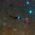Image à grand champ du nuage sombre Lupus 3 et des jeunes étoiles chaudes qui y sont associées