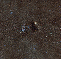 Den lyssterke stjernehopen NGC 6520 og den snodig formede mørke skyen Barnard 86