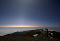 Het schijnsel van de maan en het zodiakale licht boven La Silla