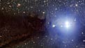 Zoom sulla nube oscura Lupus 3 e le stelle giovani e calde ad essa associate.