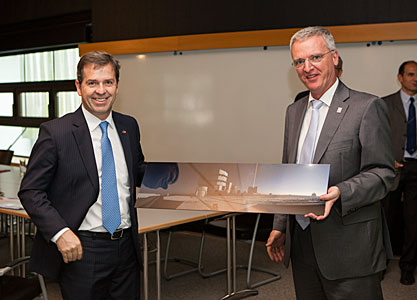 Chilean Minister for Economy, Mr. Félix de Vicente, during his visit to ESO Garching